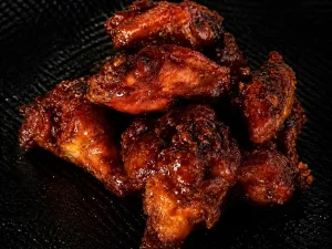 10 crispy chicken wings served with any Mama's Wings Flavour